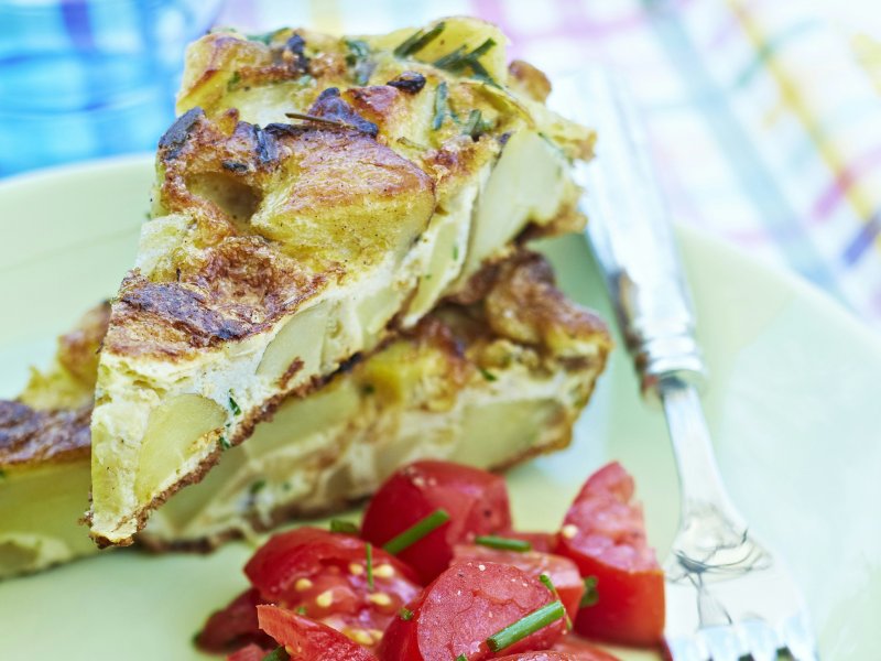 Spansk tortilla med tomatsalat - Den spanske tortilla er en slags kartoffelpandekage med æg.