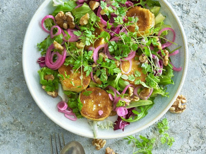 Sprød salat med friteret gedeost - En lækker og franskinspireret salat, som kan serveres til frokost eller som f...