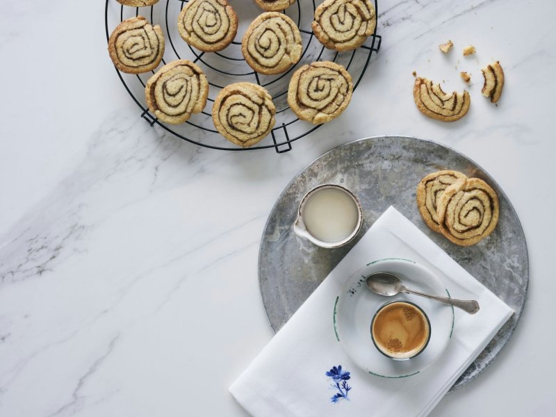 Sprøde kanelsnegle-småkager - Småkager med bunkevis af kanel og kærlighed. Der er nok til at fylde hele kag...