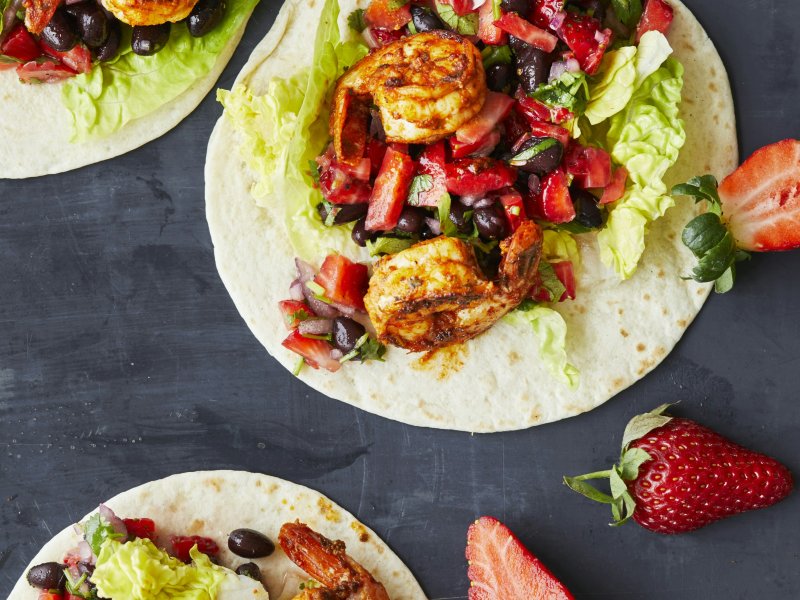 Tacos med krydrede rejer og jordbærsalsa - Der er skruet helt op for sommersmagen i de mexicanske tacos.