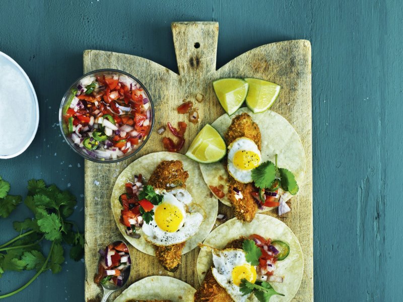 Tacos med paneret avocado, vagtelæg og tomatsalsa - Vagtelæg giver små yndige spejlæg og gør hele retten til en luksuriøs lille sag.