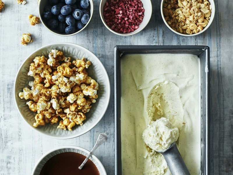 Tag-selv-isbar med karamelpopcorn og chokoladesauce - Hvem kan sige nej til en omgang tag-selv-isbar?