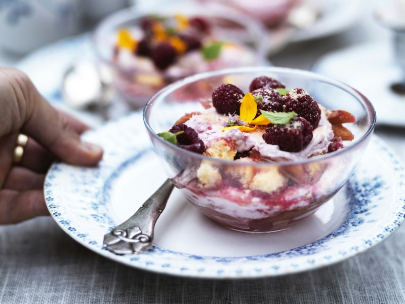 Tiramisu med rabarber og hindbær - Tiramisu med rabarber og hindbær – det må være italienernes svar på vores rød...