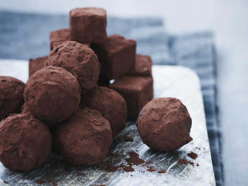 Trøfler med te og orangechokolade - Det kræver lidt tålmodighed og fingerfærdighed at lave flotte trøfler, men de...